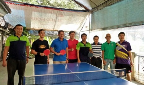 Cawagub DKI Jakarta nomor urut 3, Sandiaga Uno, bersama pengurus PTMSI dan atlet tenis meja saat sosialisasi program di Kebon Jeruk, Jakarta Barat, Sabtu (4/2).