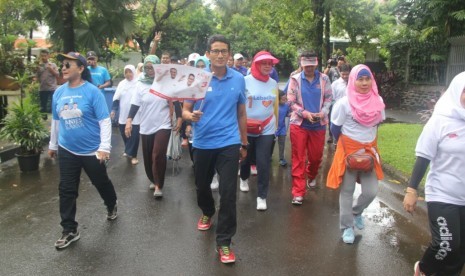 Cawagub DKI Jakarta nomor urut 3, Sandiaga Uno, bersama relawan melakukan jalan sehat di Kebayoran Baru, Jakarta Selatan, Sabtu (4/2).