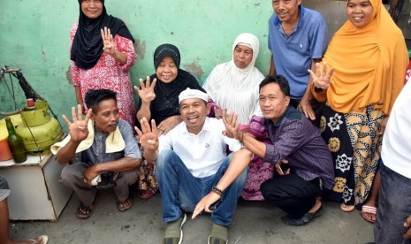 Cawagub Jabar Dedi Mulyadi bersama masyarakat Bekasi, Senin (19/3)