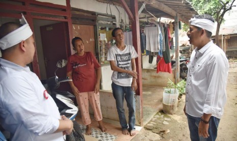 Cawagub Jabar Dedi Mulyadi bersama masyarakat di Bekasi, Jumat (23/3)