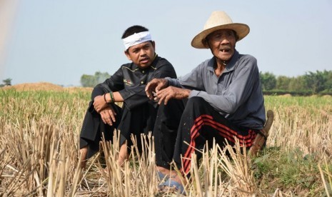 Cawagub Jabar Dedi Mulyadi (kiri) bersama buruh tani.