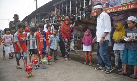 Cawagub Jabar Dedi Mulyadi mendorong agar anak-anak sekarang minati mainan tradisional