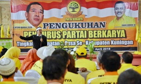 Cawagub Jabar Dedi Mulyadi menyampaikan pidato dalam acara pengukuhan pengurus Partai Berkarya tingkat kecamatan dan desa di Kabupaten Kuningan, Senin (2/4).