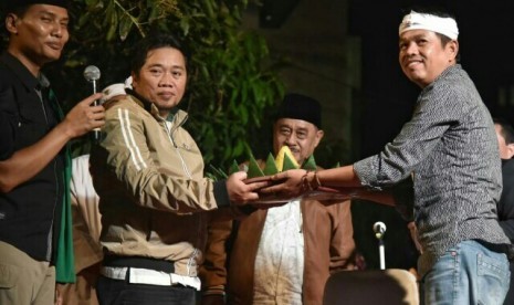 Cawagub Jabar Dedi Mulyadi meresmikan Kampung Dedi Mulyadi di Kelurahan Dago, Kecamatan Coblong, Kota Bandung, Senin (16/4) malam.