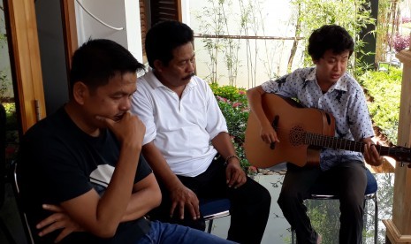 Cawagub Jabar, Dedi Mulyadi, penuhi janjinya untuk memertemukan pemuda tunanetra Eka Rahman Setiawan (24) dengan ayah kandungnya Sulaeman (58) yang tak bertemu selama bertahun-tahun, Ahad (4/3). Foto: ita Nina Winarsih/Republika