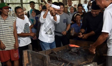 Cawagub Jabar Dedi Mulyadi saat menempa perkakas pertanian di rumah produksi di desa Kutagandok, Karawang, Kamis (22/2)