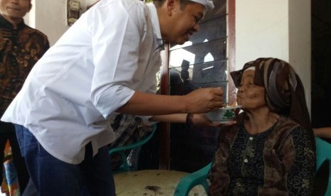 Cawagub Jabar Dedi Mulyadi tengah menyuapi Emis (90 tahun) yang diangkatnya sebagai ibu asuh, Selasa (20/2).