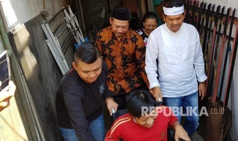 Cawagub Jabar, Dedi Mulyadi, walaupun kalah dipemilihan Gubernur Jabar, tetap memenuhi janjinya untuk memberikan kursi roda pada warga yang membutuhkan kursi roda di Jalan Sariwates II -Kota Bandung, Jumat (29/6).