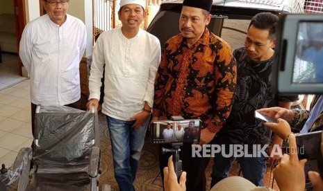 Cawagub Jabar, Dedi Mulyadi, walaupun kalah dipemilihan Gubernur Jabar, tetap memenuhi janjinya untuk memberikan kursi roda pada warga yang membutuhkan kursi roda di Jalan Sariwates II -Kota Bandung, Jumat (29/6).