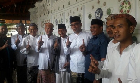 Cawagub Jabar HM Ridwan Kamil berziarah ke Makam Sunan Gunung Jati, Kabupaten Cirebon, Selasa (6/3). 