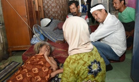 Cawagub Jabar Nomor Urut 4 Dedi Mulyadi (kemeja putih) tengah menjenguk warga lansia yang sakit di Kampung Lingkungan Krajan, Kelurahan Palumbonsari, Kecamatan Karawang Timur, Kabupaten Karawang, Senin (19/2). 