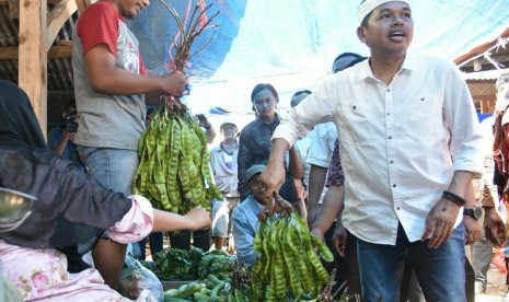 Cawagub Jabar nomor urut 4 Dedi Mulyadi membeli buah pete saat kunjungan ke Pasar Rengasdengklok, Kabupaten Karawang, Rabu (21/2).