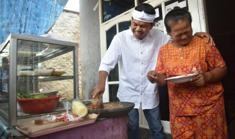 Cawagub Jabar nomor urut 4 Dedi Mulyadi membuat lotek sendiri saat berkunjung ke warung lotek Mak Namih di di Desa Bantar Jaya, Kecamatan Pebayuran, Kabupaten Bekasi, Rabu (7/3).