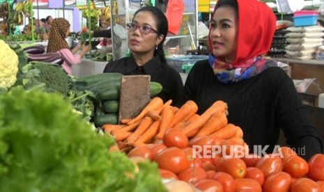 Cawagub Jatim, Puti Guntur Soekarno mengunjungi Pasar Oro-oro Dowo Kota Malang, Selasa (20/2). 