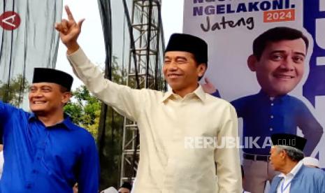 Cawagub Jawa Tengah (Jateng) Ahmad Luthfi bersama Presiden ke-7 RI Joko Widodo (Jokowi) kala kampanye akbar di Kota Semarang, Jawa Tengah, Sabtu (23/11/2024).