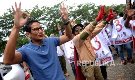 Cawagub nomer tiga Sandiaga S Uno melakukan flashmob bersama tim sukses sebelum sosialisasi Pilkada DKI Jakarta di Pasar Rumput, Jakarta, Selasa (3/1).