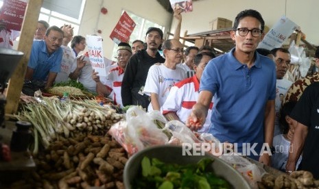 Cawagub nomer tiga Sandiaga S Uno melakukan sosialisasi Pilkada DKI Jakarta di Pasar Rumput, Jakarta, Selasa (3/1).