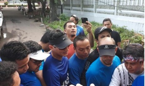 Cawagub nomor urut 2, Sandiaga Salahuddin Uno (tengah bertopi hitam) berdoa setelah lari pagi bersama simpatisannya di Jl Jenggala II no 9, Kebayoran, Jakarta Selatan, Rabu (19/4).  