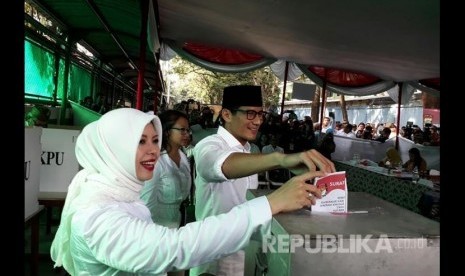 Cawagub nomor urut tiga Sandiaga Salahuddin Uno usai melakukan pencoblosan di TPS 1 Jalan Dahan, Kelurahan Selong, Kebayoran, Jakarta Selatan, Rabu (19/4).