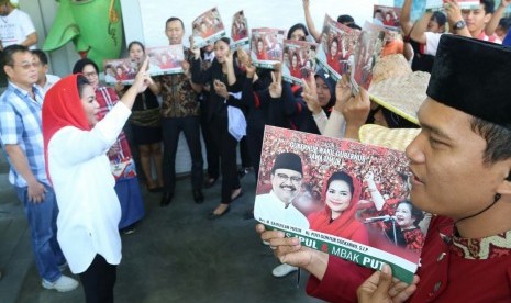 Cawagub Pilkada Jatim Puti Guntur bersama dengan pendukungnya