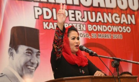 Cawagub Pilkada Jatim, Puti Guntur saat berpidato di acara pertemuan kader dan pengurus PDIP Bondowoso