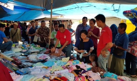 Cawagub Safaruddin blusukan di Pasar Selasa Loa Kulu,  Kukar,  Selasa (10/4).