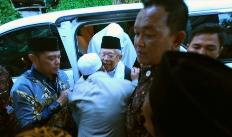 Cawapres 01 Ma'ruf Amin di salami warga saat tiba di kediaman Tokoh Masyarakat KH. Lukman Hakim di Proppo, Pamekasan, Jawa Timur, Senin (1/4/2019).