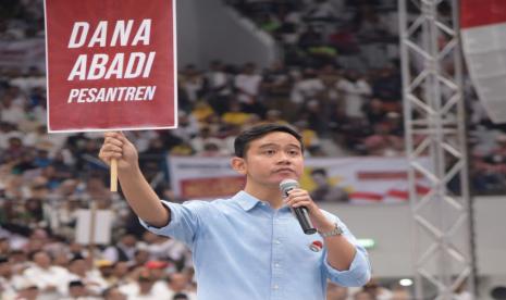 Cawapres Gibran Rakabuming Raka kala mengenalkan program Dana Abadi Pesantren di Indonesia Arena, Senayan, Jakarta Pusat, Rabu (25/10/2023).