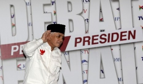 Cawapres Hatta Rajasa berpose di depan wartawan sebelum debat final di Jakarta, Sabtu (5/7).