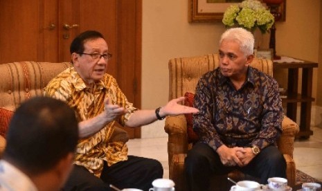 Cawapres Hatta Rajasa bertandang ke kediaman Akbar Tandjung di Jakarta Selatan, Ahad (25/5).