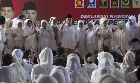   Cawapres Hatta Rajasa (tengah) dan istrinya Okke Hatta Rajasa (empat kanan) bersama Perempuan Pendukung Prabowo-Hatta menyanyikan lagu Indonesia Raya dalam Deklarasi Nasional di Rumah Polonia, Jakarta, Kamis (29/5).(Antara/Rosa Panggabean)