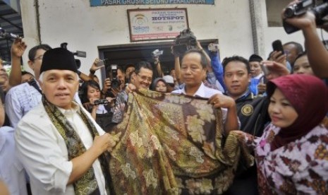 Cawapres Hatta Rajasa (tengah) mengunjungi sentra batik di pasar Sutono Pekalongan, Jawa Tengah, Kamis (12/6).