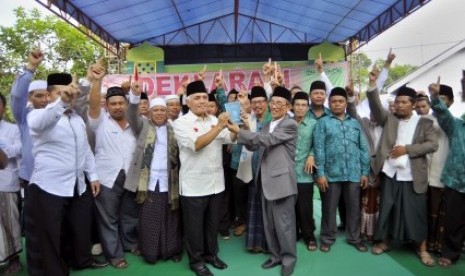 Cawapres Hatta Rajasa (tengah) menyaksikan deklarasi dukungan jamaah Rifa'iyah kepada pasangan Capres Prabowo-Hatta bertepatan dengan peringatan haul Pahlawan Nasional Ahmad Rifa'i di Limpung, Kabupaten Batang, Jawa Tengah, Kamis (12/6).