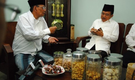 Cawapres Jusuf Kalla (kanan) berbincang dengan mantan Ketua PBNU KH Hasyim Muzadi (kiri) saat berkunjung ke Pondok Pesantren Al-Hikam di Depok, Jawa Barat, Jumat 23 Mei 2014. 