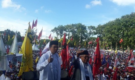 Cawapres Kiai Maruf Amin bersama Tuan Guru Bajang (TGB) Zainul Majdi dalam kampanye di Lapangan Nasional Selong, Lombok Timur, NTB, Selasa (2/4).