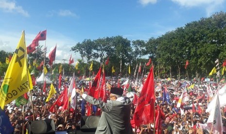 Cawapres Kiai Maruf Amin bersama Tuan Guru Bajang (TGB) Zainul Majdi dalam kampanye di Lapangan Nasional Selong, Lombok Timur, NTB, Selasa (2/4).