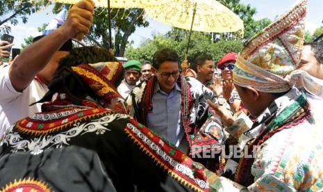 Cawapres no urut 02 Sandiaga Salahudin Uno menari bersama penari guel saat tiba di posko BPN Prabowo-Sandi, Banda Aceh, Aceh, Jumat (3/5/2019).