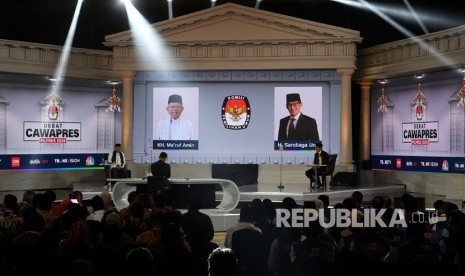 Cawapres nomor urut 01 KH Ma'ruf Amin (kiri) dan cawapres nomor urut 02 Sandiaga Uno (kanan) mengikuti Debat Pilpres putaran ketiga di Hotel Sultan, Jakarta, Ahad (17/3).