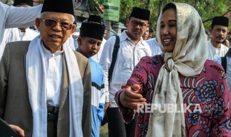 Cawapres nomor urut 01 KH Ma'ruf Amin (kiri) berbincang dengan Menteri BUMN Rini Soemarno (kanan) saat akan menghadiri Haul Syekh Nawani Albantani di Ponpes An Nawawi di Tanara, Serang, Banten, Jumat (28/6/2019).