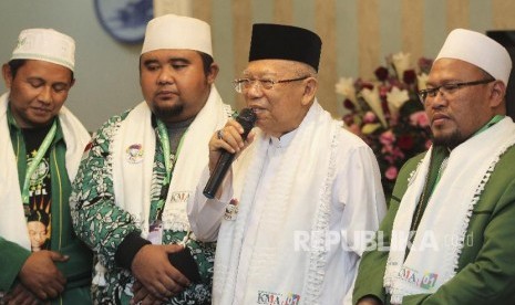 Cawapres nomor urut 01 Ma'ruf Amin (kedua kanan) 