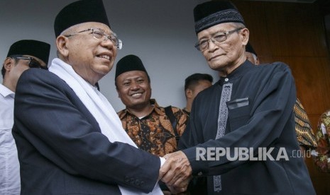 Vice presidential candidate number 01 KH Ma'ruf Amin (left) shake hands with former chairman of Muhammadiyah Buya Syafii Maarif (right) at Buya Syafii's house in Gamping, Sleman, Yogyakarta, Monday (Oct 15).