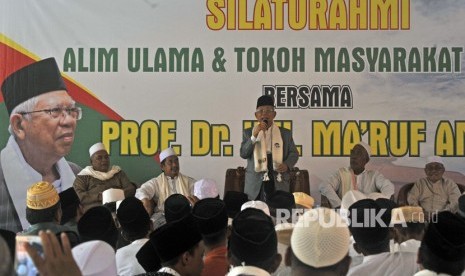 Cawapres nomor urut 01 Ma'ruf Amin (tengah) berpidato saat acara Silaturahim penggalangan dukungan untuk Jokowi-Mar'uf Amin di Tanara, Serang, Banten, Selasa (19/2/2019). 