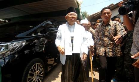 Cawapres nomor urut 01 Ma'ruf Amin (tengah) bersiap berceramah di Pondok Pesantren Miftakhul Mubtadi'in Desa Tegal Kubur, Kabupaten Tegal, Jawa Tengah, Selasa (25/9).