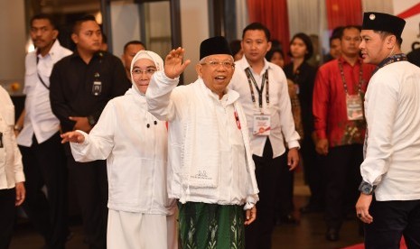 Cawapres nomor urut 01 Ma'ruf Amin (tengah).