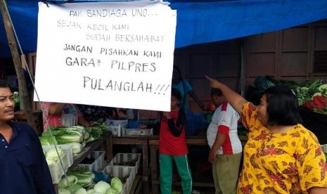 Cawapres nomor urut 02 Sandiaga Salahuddin Uno disambut poster bertuliskan imbauan larangan hadir di Pasar Kota Pinang, Sumatera Utara, Selasa (11/12).