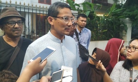 Cawapres nomor urut 02 Sandiaga Salahuddin Uno menyampaikan keterangan kepada wartawan di kediaman capres Prabowo Subianto, di Kertanegara, Jakarta, Rabu (26/6). 