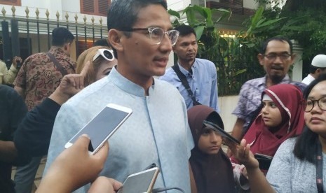 Cawapres nomor urut 02 Sandiaga Salahuddin Uno menyampaikan keterangan kepada wartawan di kediaman capres Prabowo Subianto, di Kertanegara, Jakarta, Rabu (26/6). 