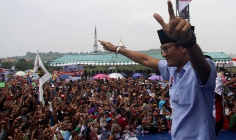 Cawapres nomor urut 02, Sandiaga Salahuddin Uno menyapa simpatisan saat kampanye terbuka di Desa Sedayu Lawas, Kecamatan Brondong, Kabupaten Lamongan, Jawa Timur, Selasa (26/3/2019).