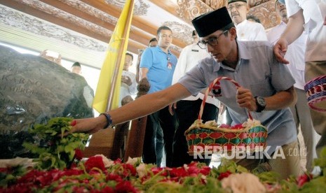 Cawapres Nomor urut 02 Sandiaga Salahudin Uno (kanan) menaburkan bunga di pusara makam Presiden Soekarno saat berziarah di Kota Blitar, Jawa Timur, Rabu (19/12/2018). 