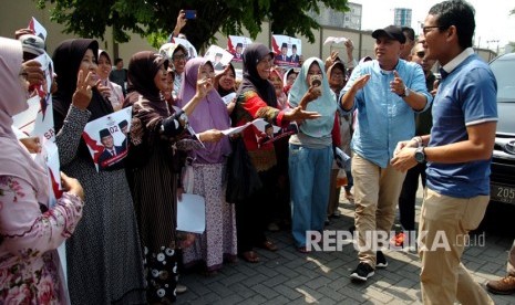 Cawapres nomor urut 02, Sandiaga Uno, disambut emak-emak dalam kunjungannya ke suatu daerah. (ilustrasi)